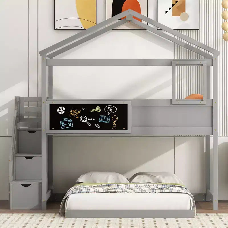 Letto a castello "casa" a due piani con scaletta a cassetti e lavagna, per la camera dei bambini