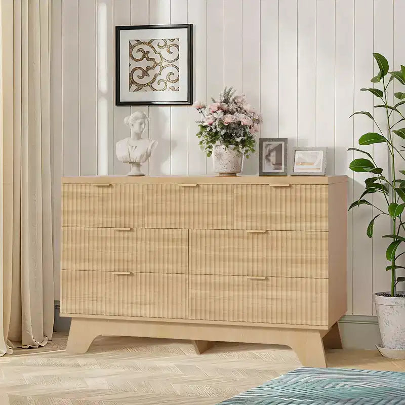 Cassettiera Mid Century Moderna a 7 cassetti per camera da letto - Cassettone largo 120 cm in rovere con maniglie dorate - Mobile contenitore in legno scanalato - Multiuso per armadio