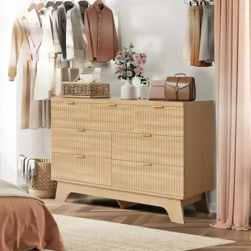 Cassettiera Mid Century Moderna a 7 cassetti per camera da letto - Cassettone largo 120 cm in rovere con maniglie dorate - Mobile contenitore in legno scanalato - Multiuso per armadio