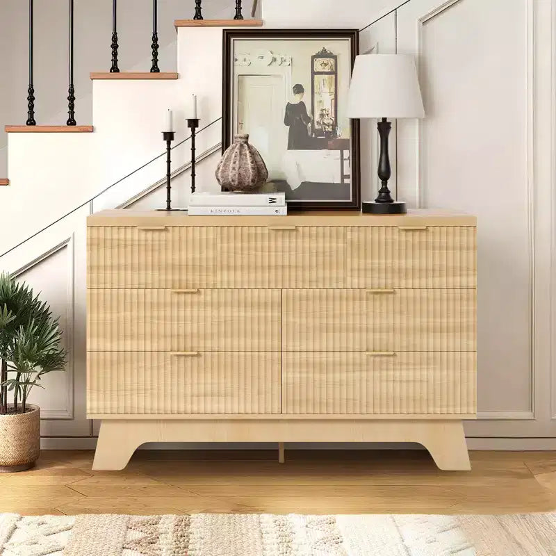 Cassettiera Mid Century Moderna a 7 cassetti per camera da letto - Cassettone largo 120 cm in rovere con maniglie dorate - Mobile contenitore in legno scanalato - Multiuso per armadio
