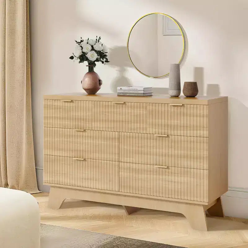 Cassettiera Mid Century Moderna a 7 cassetti per camera da letto - Cassettone largo 120 cm in rovere con maniglie dorate - Mobile contenitore in legno scanalato - Multiuso per armadio