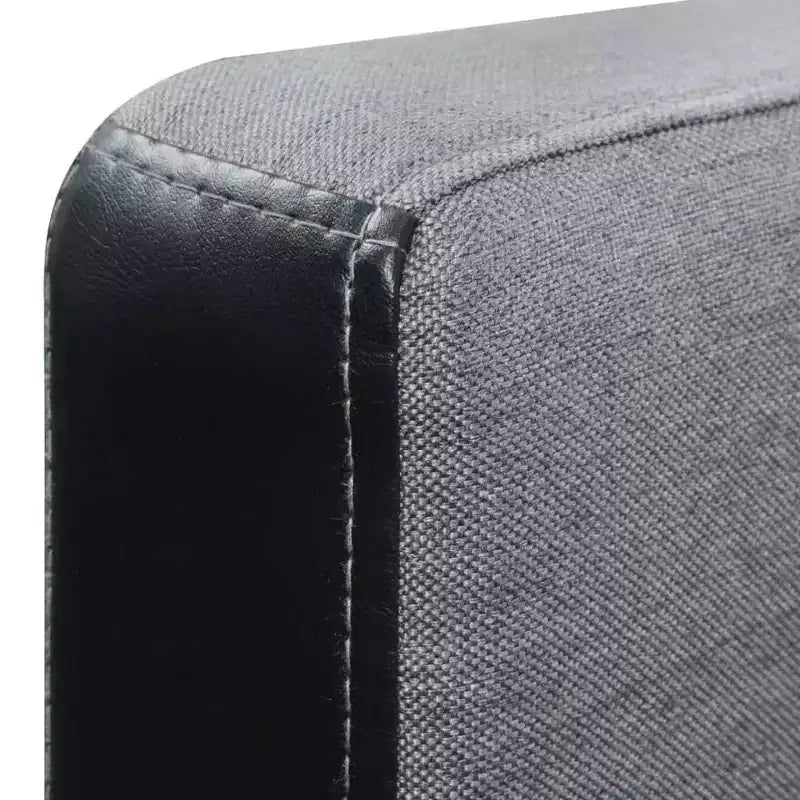 Divano sezionale a 3 posti, tessuto in poliestere nero e grigio, struttura in legno massello, design moderno